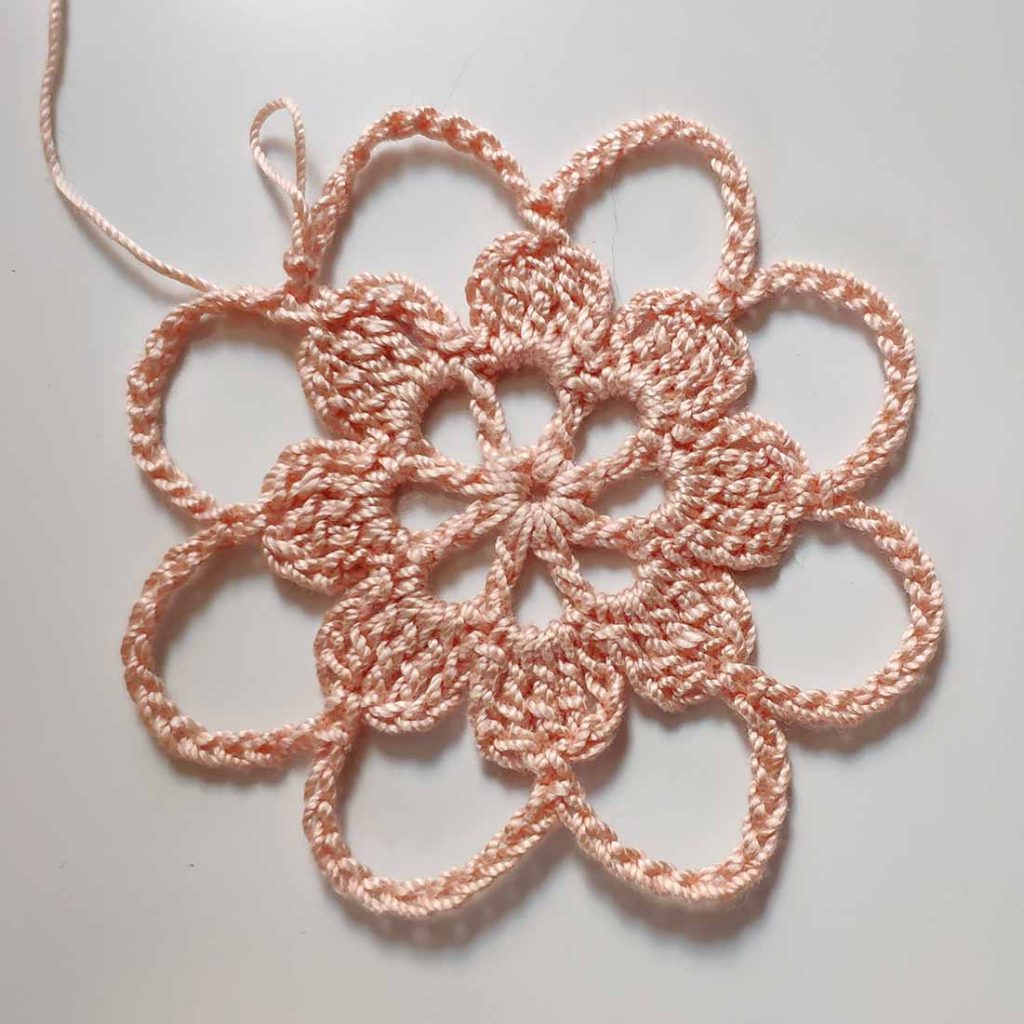 Fiore ad Uncinetto con 8 Fiorellini